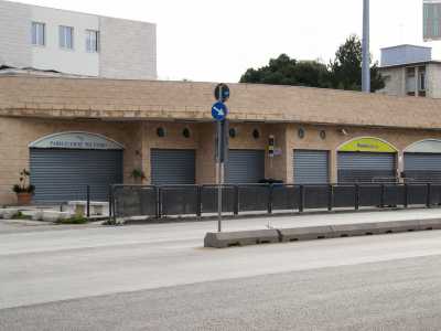 Per aiutare i residenti ad avere una vita �normale� all�interno del porto si trovano anche un parrucchiere per uomo, un ufficio postale e persino una chiesetta