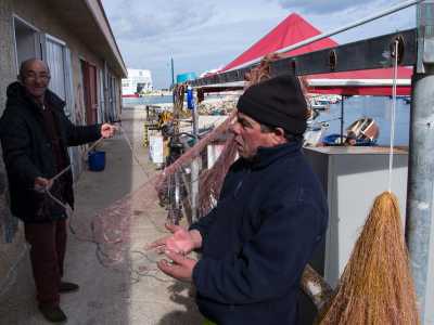 Il 58enne Dino pesca nel porto da quando era bambino