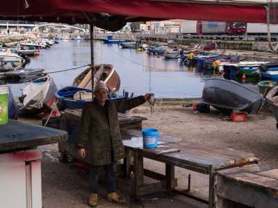 Sul molo San Vito si trovano ormeggiati i gozzi e le barchette degli otto pescatori che hanno la licenza di buttare le proprie reti nelle acque portuali