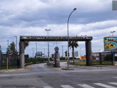 Non ci resta a questo punto che superare la Dogana e abbandonare il porto: attraverso il monumentale �Varco della Vittoria� ci rituffiamo in quella vita cittadina che per un attimo avevamo lasciato per respirare a pieni polmoni aria di mare mista a petrolio