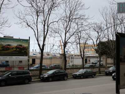 Di fronte al Casa del Mutilato si trova il Porto di Bari, separato dalla citt� da un�alta recinzione