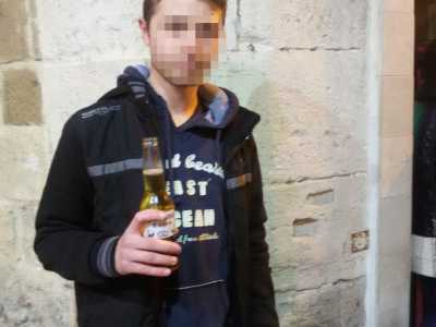 Claudio, 16 anni, acquista l'ultima birra della serata