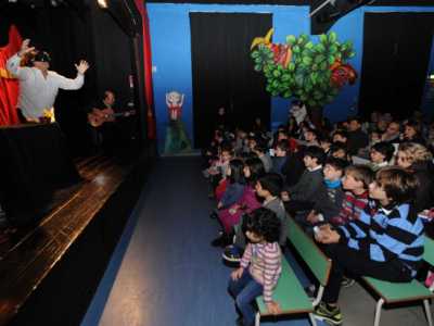 La sala interna con palcoscenico del teatro Casa di Pulcinella all'interno del vecchio stadio della Vittoria, colorato e a misura di bambino