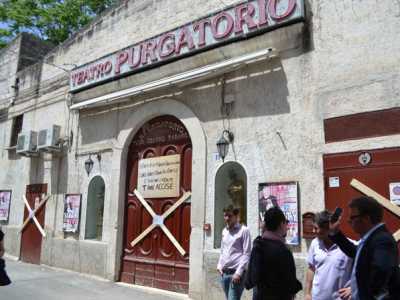 La facciata esterna del teatro Purgatorio, nel Quartierino, durante una manifestazione di protesta dei teatranti a causa della temporanea chiusura 