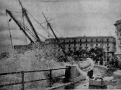 Foto storica del motoveliero Sparviero schiantatosi sul lungomare di Bari nel 1955 nei pressi di N derr la lanz