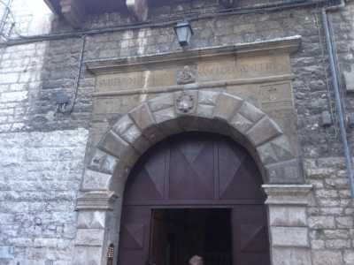 Un edificio in strada San Luca con architrave decorato dalla frase: �Sub tuum praesidium sancta dei genitrix�, che significa �Sotto la tua protezione santa madre di Dio�