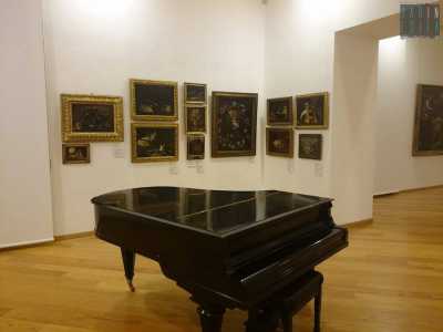 Un pianoforte abbellisce gli spazi riservati all'arte del 1600