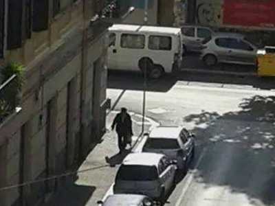 Zoom sul furgoncino dei clown, sempre nei pressi dell'asilo di via Manzoni