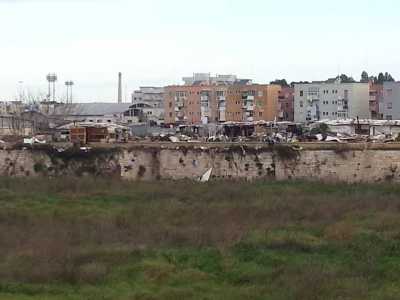 Bari, canalone: la baraccopoli dei rom