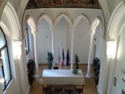 L'ex cappella dell'ospedaletto. In alto l'affresco