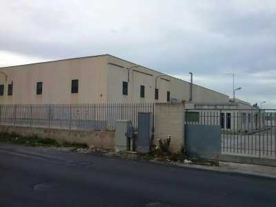 Il capannone abbandonato dell'ex discoteca Camelot