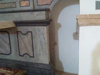 Le scoperte pi� attraenti per� sono le due Deesis di epoca medievale, affreschi tipici dell'iconografia bizantina. La prima si trova sul retro dell'altare principale, dove si accede attraverso una piccola apertura posta alla destra del tavolo liturgico