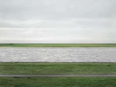Rhein II, veduta del Reno del 1999, del fotografo Andreas Gursky, venduta per 4.338.500 dollari