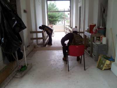 Alcuni immigrati presenti nell'ex Casa del Rifugiato