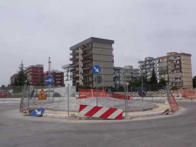 Piccola rotatoria al termine del prolungamento di via de Ligori