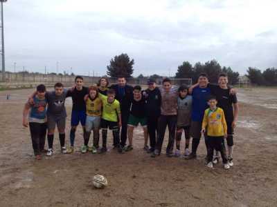 La squadra al completo dopo un allenamento sulla terra battuta concluso sotto la pioggia