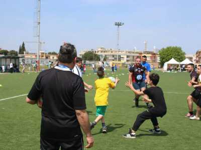 Un allenamento sull'erba sintetica dello stadio di Conversano sotto lo sguardo attento degli allenatori