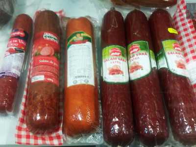 I salami rumeni si mangiano sia cotti che crudi, a seconda dei gusti personali. C'� il salam de casa, il salam vara (parola che in italiano significa �estate�) e il salam de pul, fatto con carne di pollo