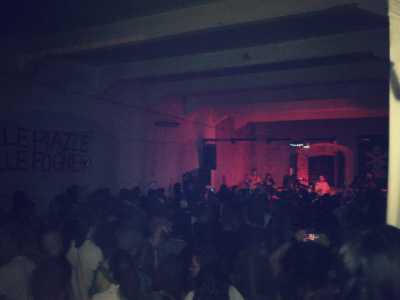 La sala concerti gremita di persone