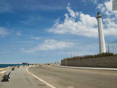 La zona nord del rione � per� la parte pi� storica di San Cataldo. Qui si trova il simbolo del quartiere: il faro bianco...
