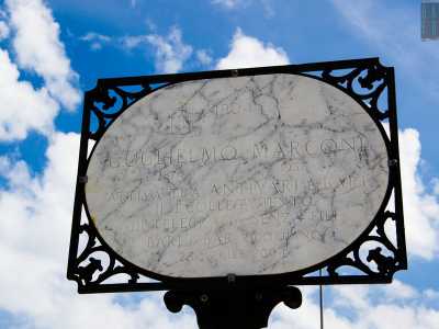 � presente anche una targa in ferro che rievoca l�esperimento di Guglielmo Marconi, che nel 1904 comp� in questo punto la sua prima trasmissione radio
