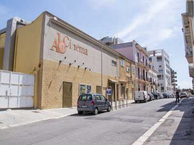 Scorgiamo sulla nostra destra via Marconi, strada in salita contrassegnata dall�insegna del piccolo cinema Abc, baluardo dei film d�autore dal 1976