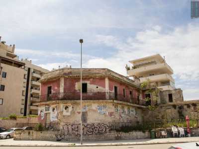 Anche se l�area � ancora piena di edifici vecchi e fatiscenti. Basta proseguire sul lungomare per imbattersi in una grande casa rossa abbandonata e pericolante
