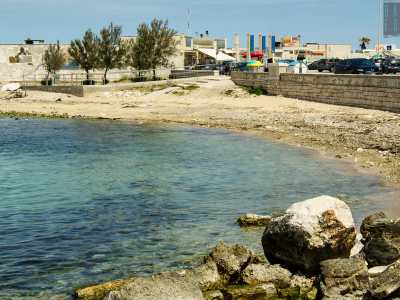 A caratterizzare il lungomare, una graziosa spiaggetta...