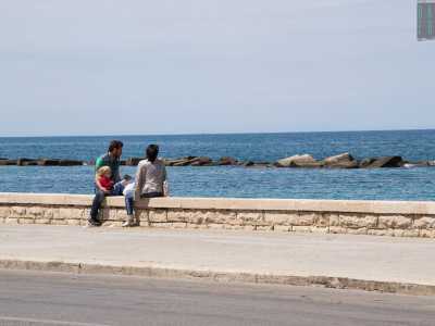 Il mare appunto. Siamo arrivati alla fine della strada e davanti a noi si apre la lunga costa dalla quale siamo separati solo da un basso muretto
