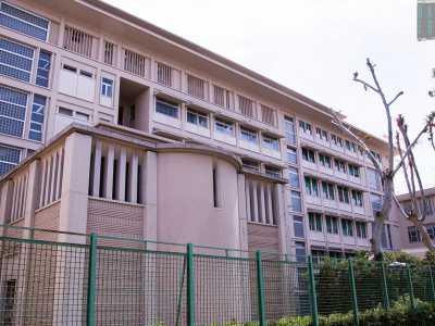 Sulla sinistra si erge una delle �glorie� del quartiere: l�ex ospedale Cto (Centro traumatologico ortopedico). Eretto nel 1948 inizi� la sua attivit� nel 1953. Da anni il nosocomio � stato dismesso e ora accoglie unicamente alcuni uffici dell�Asl