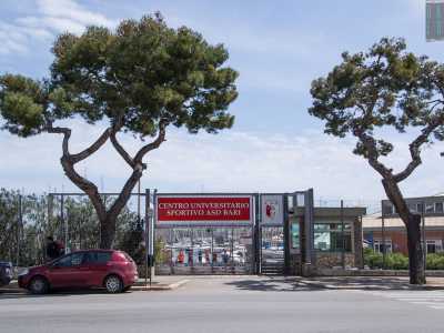 Imbocchiamo via Adriatico lasciandoci alle spalle il Cus, il Centro universitario sportivo affacciato sul mare e attivo dal 1947
