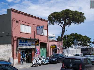 Dopo pochi metri sulla destra si impone la sosta in un luogo storico: il bar Gonnella, presente dal 1950
