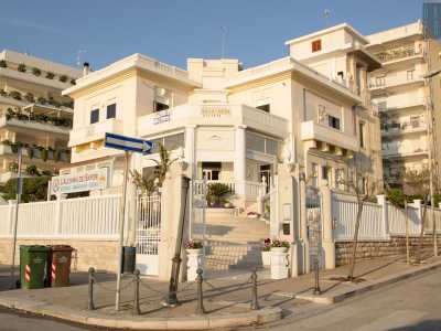 ...sulla quale si specchia �Villa Rosa�, edificio di architettura fascista divenuta oggi sala per ricevimenti