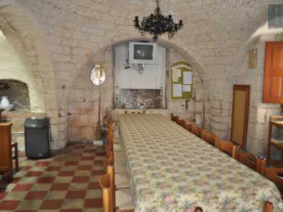 Sulla destra si trova una sala usata per le confessioni con la volta a botte sormontata da un lampadario in ferro battuto