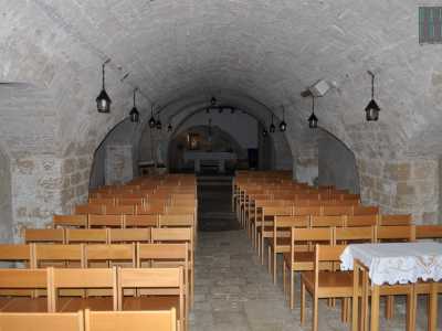 Sulla sinistra invece si accede nella navata della chiesa, inserita in un contesto fatto di chianche e di muri in pietra viva