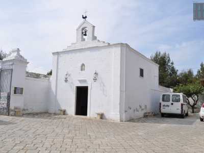 Scorgiamo la piccola cappella patronale, la chiesetta originale gi� presente ai tempi della masseria. E� completamente bianca e si presenta con un campanile a vela