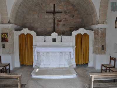 L�interno, con volte a botte, � dominato da un altare �a portelle� in stucco tipico del Settecento