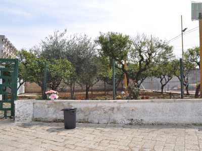Sulla destra si trovano un campo di calcetto e un grazioso orto