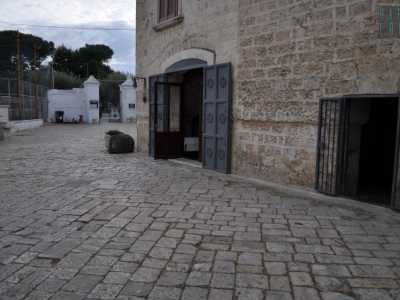 Entriamo ora nella chiesa principale usufruendo di un ingresso laterale posto al piano terra