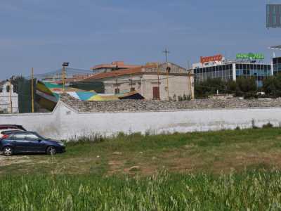 Intorno all�edificio permane ancora una zona �verde�: si tratta in realt� di un campo incolto che dona per� alla San Marco un aspetto �bucolico�, all�ombra del �colosso� rappresentato dal recente ipermercato �La mongolfiera�