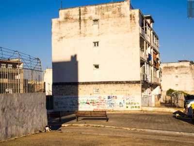 Qui sorgono tante e fatiscenti basse case popolari, imbrattate da scritte che si susseguono monotonamente