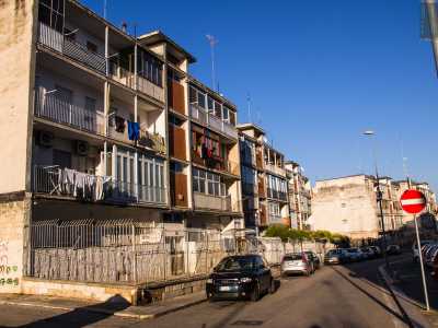 ...e balconi da cui pendono gli immancabili panni stesi