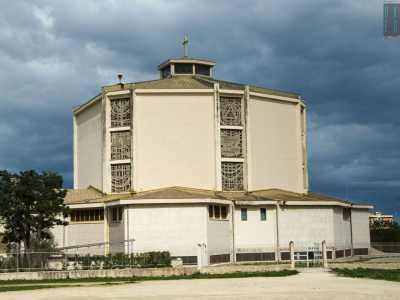 Giancarlo sottolinea come qui siano veramente in pochi coloro che cercano di �far qualcosa�.  �In particolar modo ha �gettato la spugna� la grossa parrocchia di San Paolo Apostolo che sorge proprio di fronte alla nostra sede � ci dice � quella che quando ero piccolo io rappresentava un punto di riferimento per chi desiderava una vita diversa�.