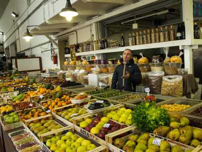 In viale Lazio � presente anche un piccolo mercato coperto dove si vende un po� di tutto a prezzi non proprio bassi, perch� secondo Visitilli i commercianti devono far fronte alle continue estorsioni di denaro da parte della malavita