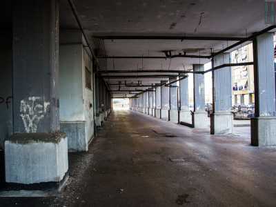 La luce entra a fatica e su polvere ed escrementi pendono solo pesanti tubature arrugginite