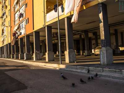 Si chiamano �portici� perch� la parte pi� bassa delle palazzine gialle e rosse qui presenti � completamente aperta e le colonne portanti creano un labirinto di lugubri e bui porticati
