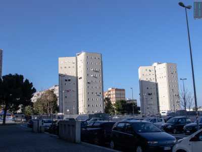 ...e dall�altra da alti grigi palazzoni senza balconi che si stagliano sulla vuota distesa di campagna. E� il poco pittoresco biglietto da visita del San Paolo