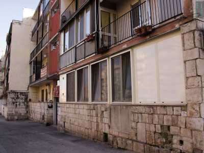 ...in un susseguirsi incessante di palazzi grigi, cancellate... 