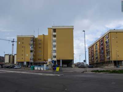 Il �feudo� della malavita si trova un po� pi� avanti, tra viale delle Regioni e via Cascella, dove sono asserragliati i famigerati �portici�, dove echeggiano i nomi oramai indelebili delle storici clan dei Montani e dei Telegrafo
