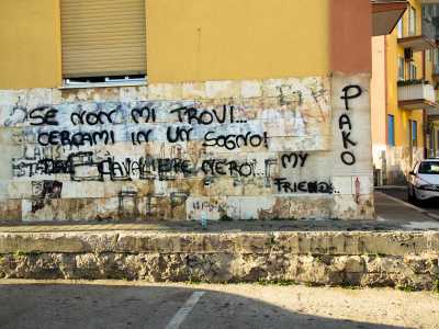 I messaggi d�amore tributati da ragazzi che non hanno altro a disposizione che questi muri scalcinati, sono l�unica forma di colore...